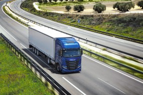 IVECO dodá společnosti Amazon 1064 nákladních vozidel S-WAY s plynovým pohonem